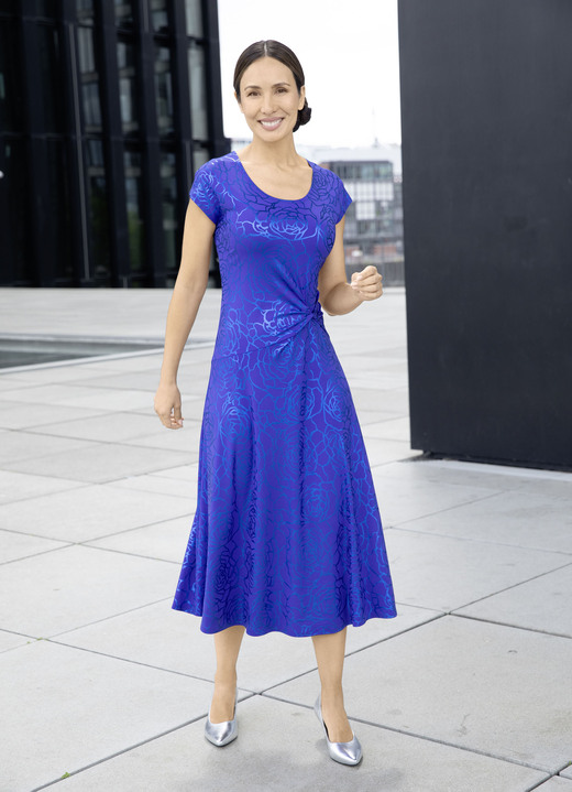 Abendkleider - Kleid mit raffinierter Knotenoptik Ansicht 2 Abendkleider - Kleid mit raffinierter Knotenoptik, in Größe 036 bis 054, in Farbe LILA-ROYALBLAU Ansicht 2