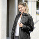 Kurz - Funktionsjacke mit fester Kapuze – Farbe SCHWARZ Kurz - Funktionsjacke mit fester Kapuze, in Größe 036 bis 052, in Farbe MAGENTA