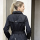 Lang - Longjacke mit Gürtel in Trench-Optik – Farbe SCHWARZ – Ansicht 3 Lang - Longjacke mit Gürtel in Trench-Optik, in Größe 036 bis 052, in Farbe SCHWARZ – Farbe SCHWARZ – Ansicht 3