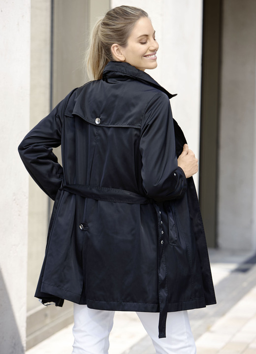 Lang - Longjacke mit Gürtel in Trench-Optik Ansicht 4 Lang - Longjacke mit Gürtel in Trench-Optik, in Größe 036 bis 052, in Farbe SCHWARZ Ansicht 4