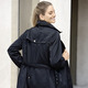 Lang - Longjacke mit Gürtel in Trench-Optik – Farbe SCHWARZ – Ansicht 4 Lang - Longjacke mit Gürtel in Trench-Optik, in Größe 036 bis 052, in Farbe SCHWARZ – Farbe SCHWARZ – Ansicht 4