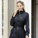 Lang - Longjacke mit Gürtel in Trench-Optik – Farbe SCHWARZ – Ansicht 2 Lang - Longjacke mit Gürtel in Trench-Optik, in Größe 036 bis 052, in Farbe SCHWARZ – Farbe SCHWARZ – Ansicht 2