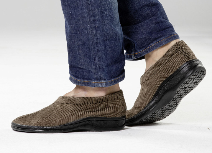 Slipper & Schnürschuhe - Slipper aus elastischem Strickmaterial Ansicht 4 Slipper & Schnürschuhe - Slipper aus elastischem Strickmaterial, in Größe 039 bis 045, in Farbe BRAUN Ansicht 4