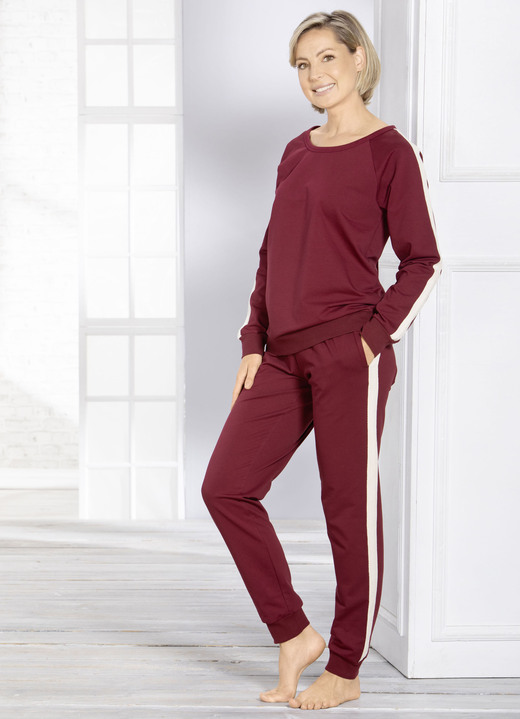 Homewear & Freizeitmode - Hausanzug mit Zierstreifen Ansicht 2 Homewear & Freizeitmode - Hausanzug mit Zierstreifen, in Größe 018 bis 052, in Farbe BORDEAUX Ansicht 2