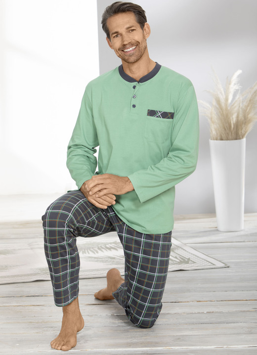 Schlafanzüge - Schlafanzug mit Knopfleiste und offenen Beinabschlüssen Ansicht 2 Schlafanzüge - Schlafanzug mit Knopfleiste und offenen Beinabschlüssen, in Größe 046 bis 062, in Farbe GRÜN-GRAU Ansicht 2