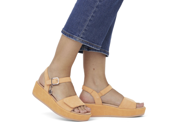 Sandaletten & Pantoletten - Sandale aus Samtveloursleder, in Größe 036 bis 042, in Farbe HELLBLAU Ansicht 16