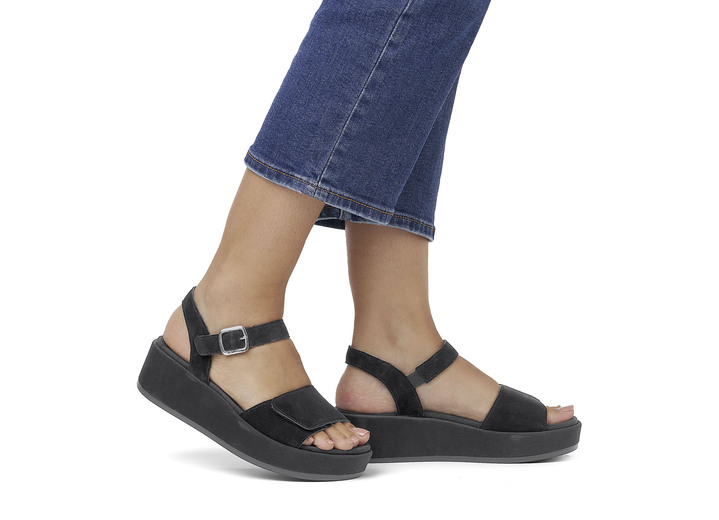 Sandaletten & Pantoletten - Sandale aus Samtveloursleder, in Größe 036 bis 042, in Farbe HELLBLAU Ansicht 24