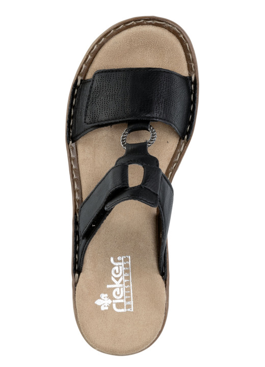 - Rieker Pantolette mit dezenter Prägung und Metallschmuck Ansicht 2 - Rieker Pantolette mit dezenter Prägung und Metallschmuck, in Größe 036 bis 042, in Farbe SCHWARZ Ansicht 2