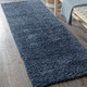 Modern - Traumhaft flauschige Brücken und Teppiche in Shaggy-Qualität – Farbe DUNKELBLAU – Ansicht 5 Modern - Traumhaft flauschige Brücken und Teppiche in Shaggy-Qualität, in Größe 111 (Brücke 60x90 cm) bis 304 (Teppich rund ø 150 cm), in Farbe HELLBLAU – Farbe DUNKELBLAU – Ansicht 5