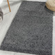 Modern - Traumhaft flauschige Brücken und Teppiche in Shaggy-Qualität – Farbe DUNKELGRAU – Ansicht 3 Modern - Traumhaft flauschige Brücken und Teppiche in Shaggy-Qualität, in Größe 111 (Brücke 60x90 cm) bis 304 (Teppich rund ø 150 cm), in Farbe HELLBLAU – Farbe DUNKELGRAU – Ansicht 3