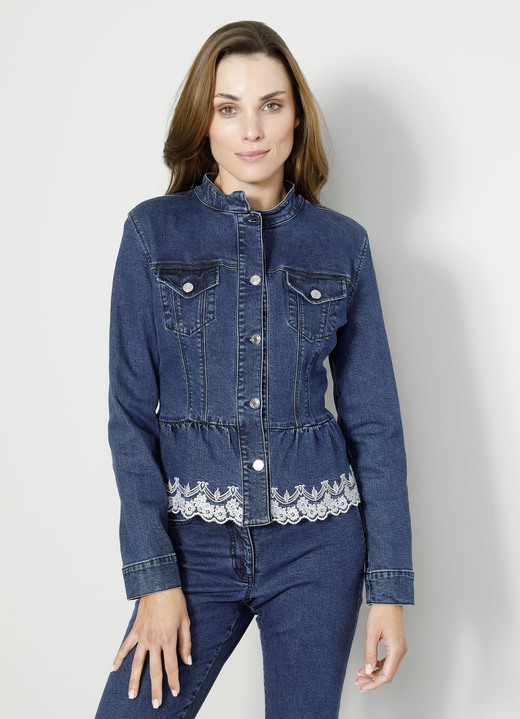 Kurz - Jeansblazer mit dekorativer Spitzenoptik Ansicht 2 Kurz - Jeansblazer mit dekorativer Spitzenoptik, in Größe 038 bis 048, in Farbe BLAU-WEISS Ansicht 2