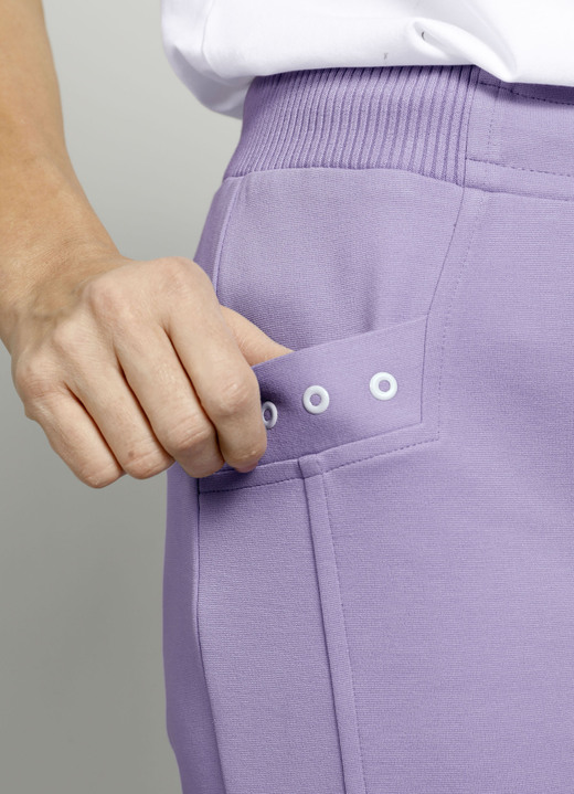 SALE - Hose im Joggpant-Style, in Größe 038 bis 052, in Farbe LILA-WEISS Ansicht 3