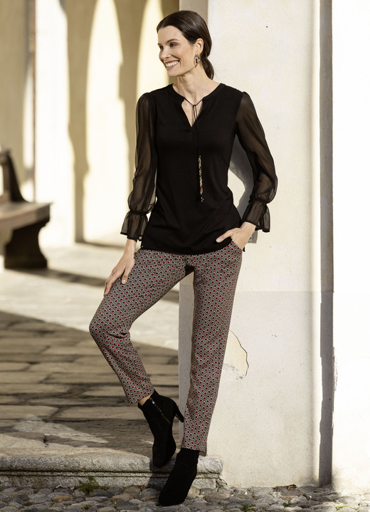 Hosen - Hose in aktueller Minimaldessinierung Ansicht 4 Hosen - Hose in aktueller Minimaldessinierung, in Größe 018 bis 052, in Farbe TAUPE-SCHWARZ-ROT Ansicht 4