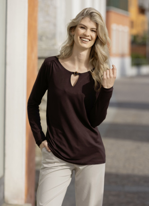 Shirts - Shirt mit  Zierring am Halsausschnitt in 2 Farben Ansicht 2 Shirts - Shirt mit  Zierring am Halsausschnitt in 2 Farben, in Größe 036 bis 052, in Farbe SCHOKOBRAUN Ansicht 2