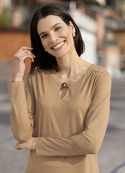 Shirts - Shirt mit  Zierring am Halsausschnitt in 2 Farben Ansicht 4 Shirts - Shirt mit  Zierring am Halsausschnitt in 2 Farben, in Größe 036 bis 052, in Farbe SCHOKOBRAUN Ansicht 4