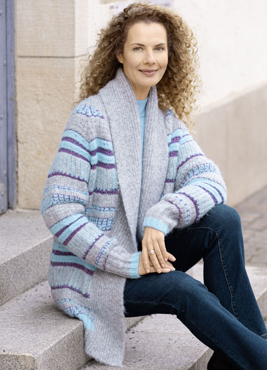 Strickjacken - Strickjacke in Grobstrick, in Größe L(44/46) bis XS(32/34), in Farbe HELLGRAU-HELLBLAU-LILA Ansicht 2