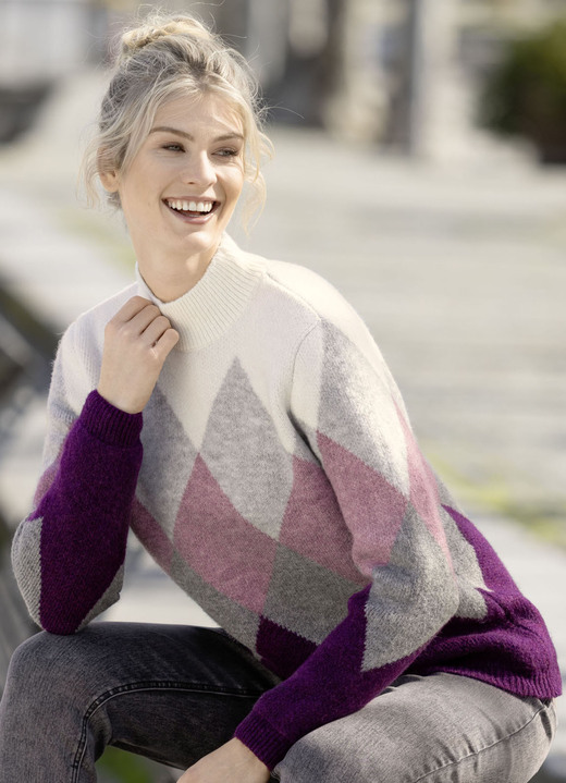 Langarm - Pullover in sehr flauschiger Qualität, in Größe L(44/46) bis XS(32/34), in Farbe BEERE-GRAU-ECRU Ansicht 2