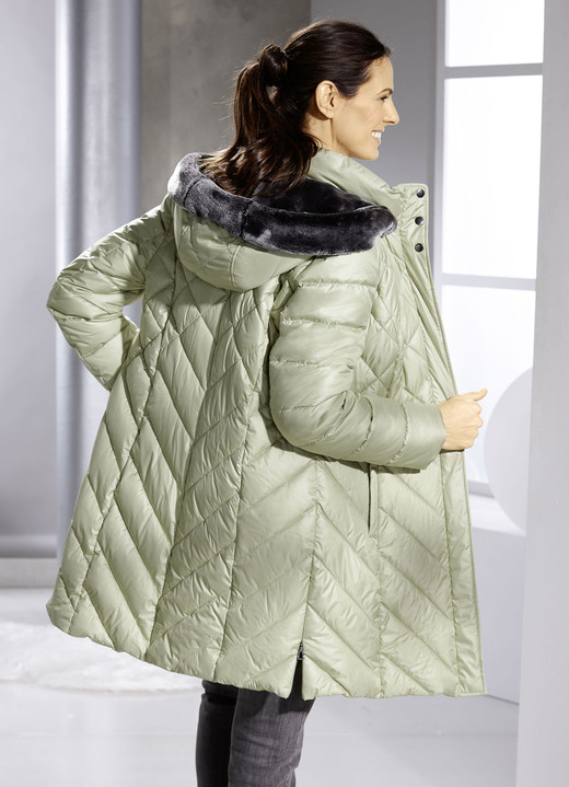Jacken & Mäntel - Daunen-Kurzmantel mit abnehmbarer Kapuze, in Größe 036 bis 054, in Farbe SCHILFGRÜN Ansicht 3