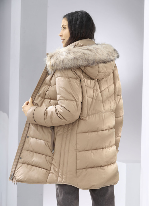 - Funktionsjacke mit figurfreundlicher Längssteppung seitlich, in Größe 036 bis 052, in Farbe BEIGE Ansicht 5