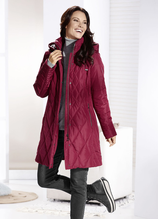 Jacken & Mäntel - Kurzmantel mit Kunstpelz-Innenausstasttung in der Kapuze, in Größe 038 bis 060, in Farbe RUBINROT Ansicht 2