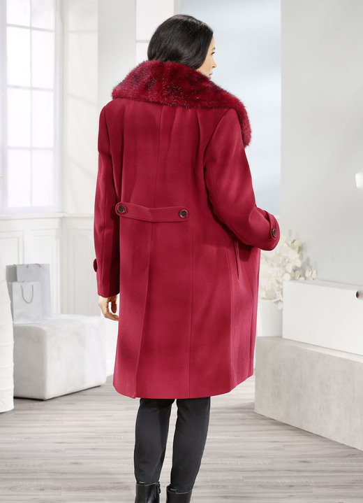 Jacken & Mäntel - Mantel mit Taillenriegel im Rückteil, in Größe 036 bis 054, in Farbe KARMINROT Ansicht 2