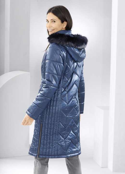 Wintermäntel - Mantel mit figurfreundlicher Längssteppung, in Größe 036 bis 052, in Farbe AZURBLAU Ansicht 4