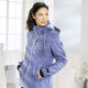 Kurz - Funktionsjacke mit Regenschild an der Kapuze – Farbe JEANSBLAU – Ansicht 2 Kurz - Funktionsjacke mit Regenschild an der Kapuze, in Größe 036 bis 052, in Farbe JEANSBLAU – Farbe JEANSBLAU – Ansicht 2