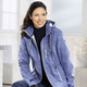 Kurz - Funktionsjacke mit Regenschild an der Kapuze – Farbe JEANSBLAU – Ansicht 3 Kurz - Funktionsjacke mit Regenschild an der Kapuze, in Größe 036 bis 052, in Farbe JEANSBLAU – Farbe JEANSBLAU – Ansicht 3
