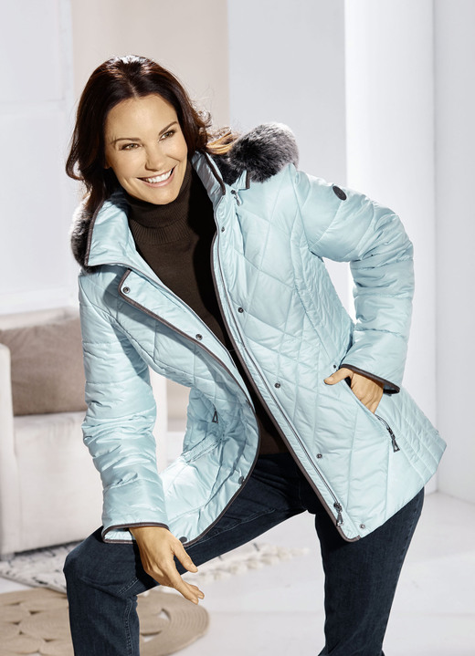 Jacken & Mäntel - Jacke mit figurfreundlicher Längssteppung seitlich, in Größe 036 bis 054, in Farbe GLETSCHER Ansicht 2