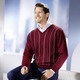 Gemustert - V-Pullover mit Strukturdessin in 3 Farben – Farbe BORDEAUX MELIERT – Ansicht 2 Gemustert - V-Pullover mit Strukturdessin in 3 Farben, in Größe 046 bis 062, in Farbe BORDEAUX MELIERT – Farbe BORDEAUX MELIERT – Ansicht 2