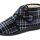 Hausschuhe - Stiefelette aus kariertem Textilmaterial – Farbe BLAU – Ansicht 1 Hausschuhe - Stiefelette aus kariertem Textilmaterial, in Größe 040 bis 046, in Farbe BLAU – Farbe BLAU – Ansicht 1
