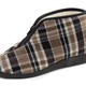 Hausschuhe - Stiefelette aus kariertem Textilmaterial – Farbe BRAUN – Ansicht 1 Hausschuhe - Stiefelette aus kariertem Textilmaterial, in Größe 040 bis 046, in Farbe BRAUN – Farbe BRAUN – Ansicht 1