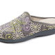 - Laurina Pantoffel aus Textilmaterial mit bunter Blumenstickerei, in Größe 036 bis 042, in Farbe GRAU – Farbe GRAU – Ansicht 1
