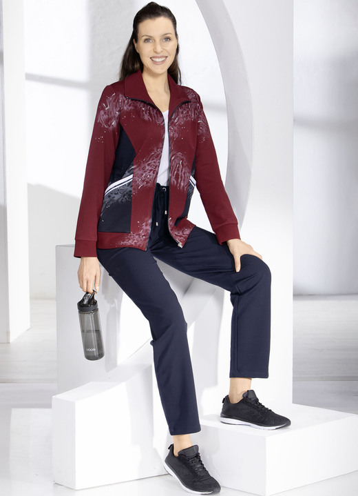 Freizeitanzüge - Freizeitanzug mit aufgesetzten Taschen, in Größe 019 bis 052, in Farbe BORDEAUX-MARINE Ansicht 2