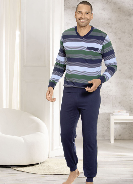 Schlafanzüge - Zweierpack Schlafanzüge mit V-Ausschnitt und aufgesetzter Brusttasche in Ringeldessin, in Größe 046 bis 062, in Farbe 1X JEANSBLAU-MARINE-ROT, 1X MARINE-GRÜN-BLEU Ansicht 2