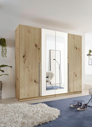 Moderner und formschöner Kleiderschrank