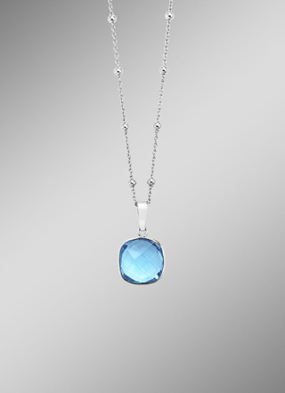 Strahlender Anhänger mit stilvoller Kette