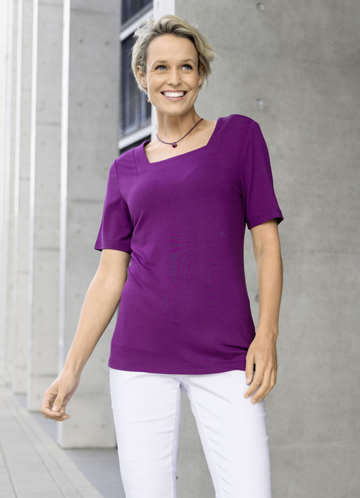 Kurzarm - Shirt mit interessantem Halsausschnitt in 3 Farben, in Größe 036 bis 054, in Farbe BEERE Ansicht 2