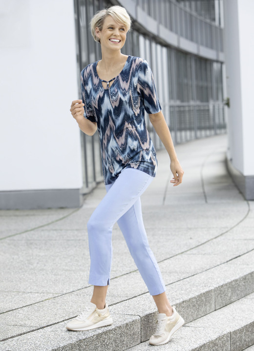 Kurzarm - Shirt mit ausgefallener Ausschnittverarbeitung, in Größe 038 bis 050, in Farbe BLAU-ROSÉ Ansicht 2