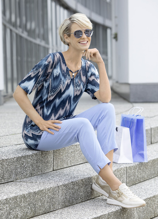 Kurzarm - Shirt mit ausgefallener Ausschnittverarbeitung, in Größe 038 bis 050, in Farbe BLAU-ROSÉ Ansicht 4