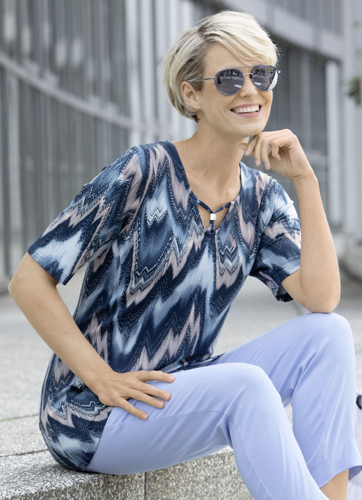 Kurzarm - Shirt mit ausgefallener Ausschnittverarbeitung, in Größe 038 bis 050, in Farbe BLAU-ROSÉ Ansicht 3