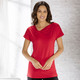 Kurzarm - Shirt mit leicht schrägem Halsausschnitt in 2 Farben – Farbe ROT – Ansicht 2 Kurzarm - Shirt mit leicht schrägem Halsausschnitt in 2 Farben, in Größe 038 bis 054, in Farbe ROT – Farbe ROT – Ansicht 2