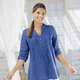 3/4-Arm - Tunika mit Schmuckknöpfen – Farbe JEANSBLAU – Ansicht 1 3/4-Arm - Tunika mit Schmuckknöpfen, in Größe 036 bis 054, in Farbe JEANSBLAU – Farbe JEANSBLAU – Ansicht 1