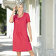 Kurzarm - Kleid mit aufspringenden Fältchen – Farbe KORALLE – Ansicht 1 Kurzarm - Kleid mit aufspringenden Fältchen, in Größe 034 bis 050, in Farbe KORALLE – Farbe KORALLE – Ansicht 1