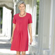Kurzarm - Kleid mit aufspringenden Fältchen – Farbe KORALLE – Ansicht 2 Kurzarm - Kleid mit aufspringenden Fältchen, in Größe 034 bis 050, in Farbe KORALLE – Farbe KORALLE – Ansicht 2