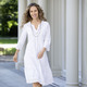 Kurzarm - Kleid, 2-tlg. mit toller Stickerei – Farbe WEISS – Ansicht 3 Kurzarm - Kleid, 2-tlg. mit toller Stickerei, in Größe 036 bis 052, in Farbe WEISS – Farbe WEISS – Ansicht 3