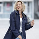 Jacken & Mäntel - Funktionsjacke mit kleinem Regenschild an der abnehmbaren Kapuze – Farbe NAVY – Ansicht 4 Jacken & Mäntel - Funktionsjacke mit kleinem Regenschild an der abnehmbaren Kapuze, in Größe 038 bis 054, in Farbe MAIGRÜN – Farbe NAVY – Ansicht 4