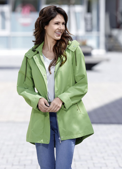 Jacken & Mäntel - Funktionsjacke mit kleinem Regenschild an der abnehmbaren Kapuze Ansicht 2 Jacken & Mäntel - Funktionsjacke mit kleinem Regenschild an der abnehmbaren Kapuze, in Größe 038 bis 054, in Farbe MAIGRÜN Ansicht 2