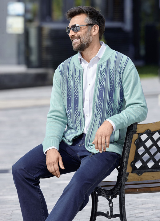 Strickjacken - Gemusterte Jacke in 2 Farben, in Größe 046 bis 062, in Farbe MARINE Ansicht 4