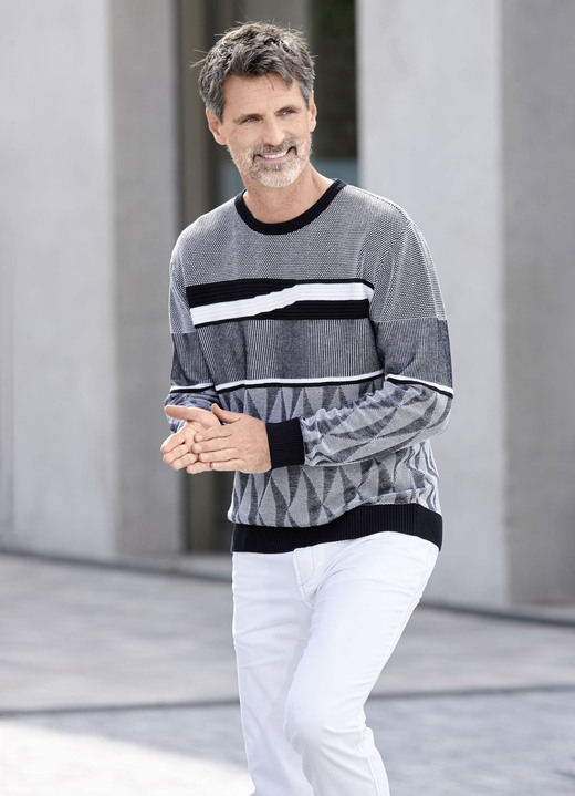 Gemustert - Gemusterter Rundhalspullover in 2 Farben, in Größe 046 bis 062, in Farbe SCHWARZ-WEISS Ansicht 3